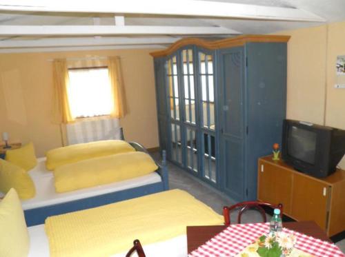 Llit o llits en una habitació de Pension Brunnen