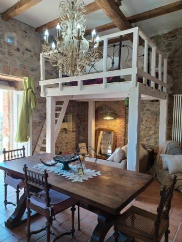 Habitación con mesa y cama elevada. en The Bergamot, en Tursi