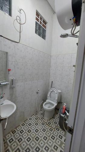uma casa de banho com um WC e um lavatório em Teras Luhur Villa & Cafe dengan Pemandangan Gunung dan Pesawahan 
