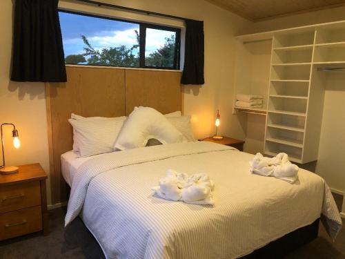 a bedroom with a bed with towels on it at Country Retreats On Ranzau 4 in Hope