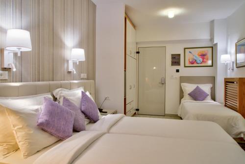 Poseidon Hotelにあるベッド