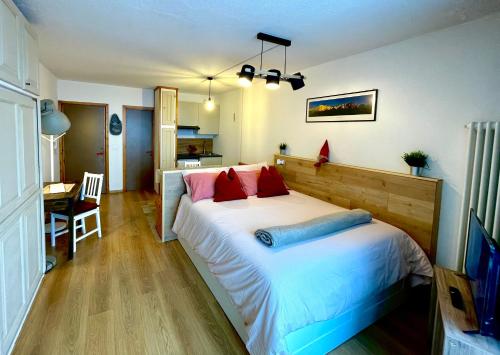- une chambre dotée d'un grand lit avec des oreillers rouges et bleus dans l'établissement Pila 29, à Pila
