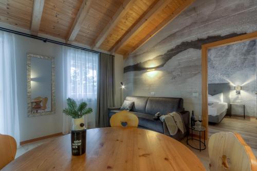 ein Wohnzimmer mit einem Holztisch und einem Sofa in der Unterkunft Eden Apartments in Seis am Schlern