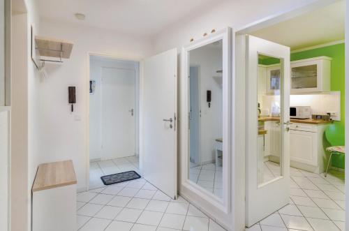ユーバーリンゲンにあるFerienwohnung Luxのバスルーム(シャワー、ウォークインシャワー付)