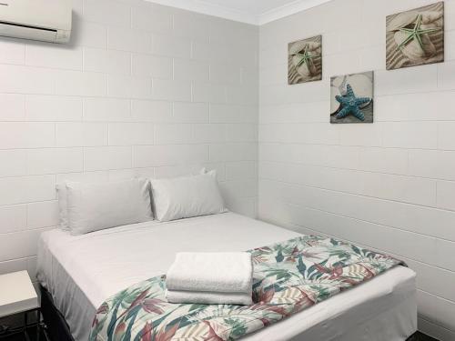 Una pequeña habitación con una cama con toallas. en Arcadia Beach Unit 3, en Arcadia