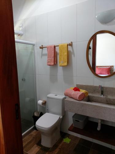 y baño con aseo, lavabo y espejo. en Cafofo de Dri en Ilha de Boipeba
