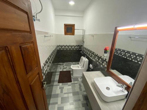 La salle de bains est pourvue d'un lavabo et de toilettes. dans l'établissement Misty peak view, à Ella
