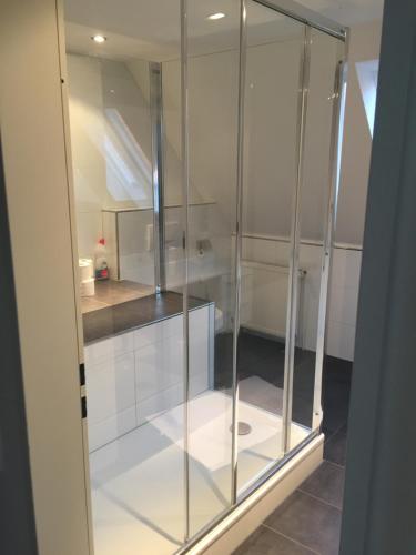 a glass cabinet in a room with a kitchen at Kapitänshaus mit Hafenblick in Greetsiel