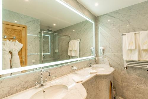 a bathroom with two sinks and a large mirror at La Maison Arabe Hotel, Spa & Cooking Workshops in Marrakech