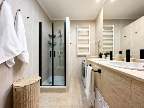 a bathroom with a glass shower and a sink at Orilla de Mar: Vistas de ensueño en Cala Almadraba in El Campello