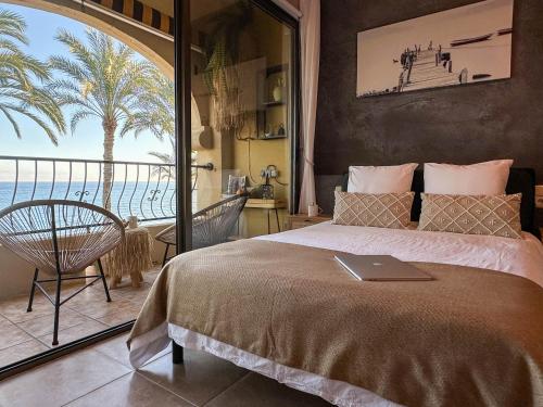 - une chambre avec un lit et une vue sur l'océan dans l'établissement Orilla de Mar: Vistas de ensueño en Cala Almadraba, à El Campello