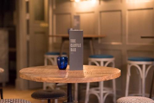 einem Tisch mit blauem Glas, der darüber liegt in der Unterkunft The Castle Bar ROOM ONLY in Cambridge