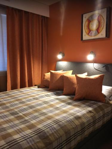 a bedroom with a bed with two lamps on it at Outapailakka K19 in Saariselka