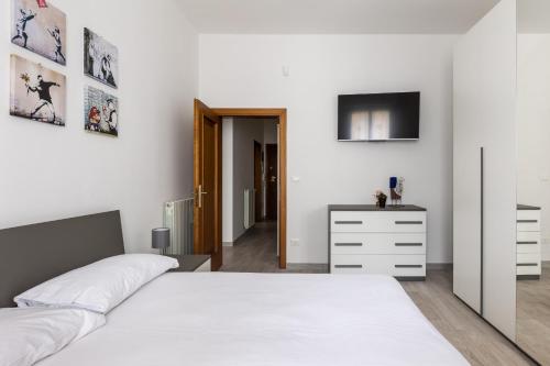 een witte slaapkamer met 2 bedden en een dressoir bij Modern apartment in Bologna by Wonderful Italy in Bologna