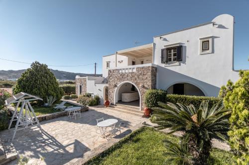 a villa with a view of the garden at Zefyros Studios in Plaka