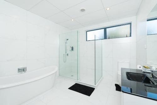 Et badeværelse på Deluxe 280sqm 3 bedroom with Pool Table - 200m to beach