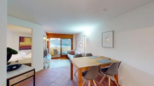 un soggiorno con tavolo da pranzo e sedie di Abitaziun Caspar Badrutt 306 - St Moritz a Sankt Moritz