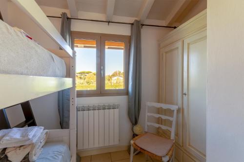 una camera con letto a castello e finestra di Villino Esse, Libero su 4 Lati più Dependance nel cuore della Versilia a Marina di Pietrasanta