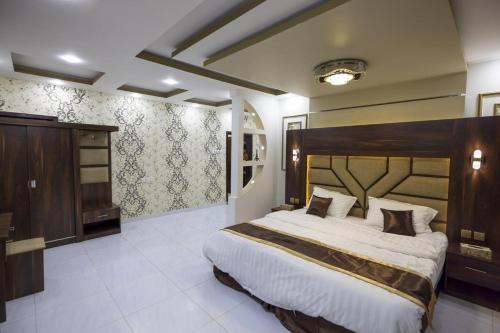 1 dormitorio con 1 cama grande en una habitación en Villa Mans 2 en Al Ula
