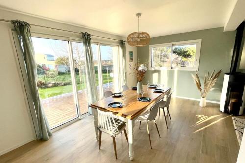 une salle à manger avec une table et des chaises en bois dans l'établissement Maison à l'orée du bois du Kador, à Crozon