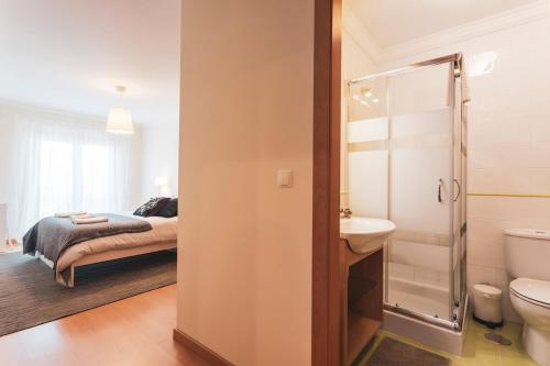 łazienka z łóżkiem, toaletą i umywalką w obiekcie Best Houses 13 - Peniche Great Location w mieście Peniche