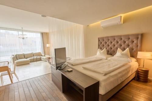 um quarto com uma cama grande e uma secretária em Limmathof Baden - Boutique Haus & Spa em Ennetbaden