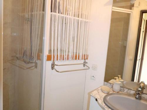 a bathroom with a shower and a sink at Appartement Le Grau-du-Roi, 2 pièces, 4 personnes - FR-1-307-182 in Le Grau-du-Roi