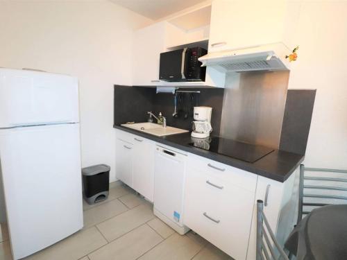 Photo de la galerie de l'établissement Studio Cabine au RDC avec Terrasse, Piscines, Parking Privé et Proche de la Mer - FR-1-307-186, au Grau-du-Roi