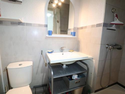 Photo de la galerie de l'établissement Studio Cabine au RDC avec Terrasse, Piscines, Parking Privé et Proche de la Mer - FR-1-307-186, au Grau-du-Roi