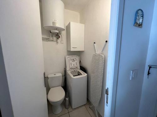 une petite salle de bain avec toilettes et lavabo dans l'établissement Charmant T2 avec belle terrasse expo Sud, parking privé, proche plage et commerces - FR-1-307-187, au Grau-du-Roi