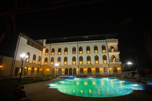 Piscine de l'établissement Rayyan Hotel Samarkand ou située à proximité