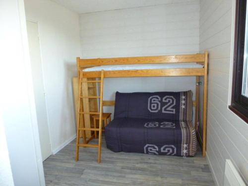 Cette petite chambre comprend des lits superposés et un oreiller. dans l'établissement Arette : Apt 4/5 pers, au pied des pistes, ascenseur, parking, micro-ondes/grill - FR-1-602-107, à Arette