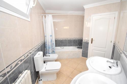 y baño con 2 aseos, lavamanos y bañera. en Casa Robyn Javea - 5022, en Jávea