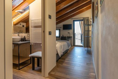 1 dormitorio con 1 cama y lavamanos en una habitación en Hotel Mon Émile, en Aosta