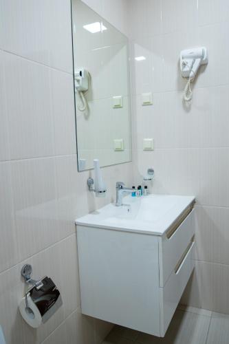  Inga Hotel Yerevan -  Room  picture :   Tea/Coffee maker    Shower    Safety deposit box                           