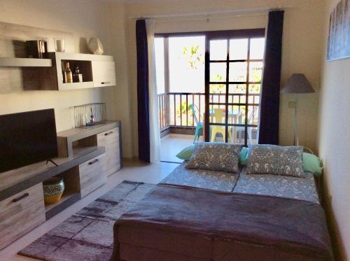 Un pat sau paturi într-o cameră la Apartment With Ocean Terrace