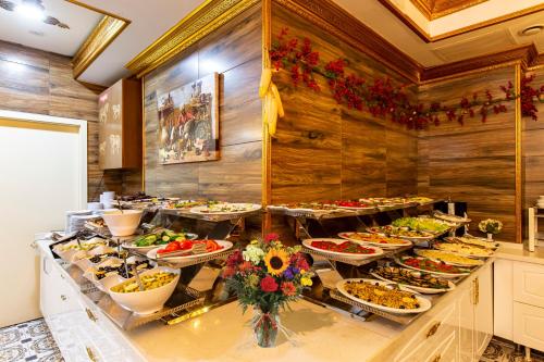 uma linha de buffet com muitos pratos de comida em Laleli Blue Marmaray Hotel em Istambul