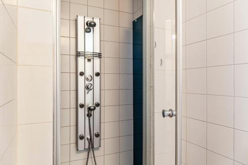 y baño con ducha y puerta de cristal. en Rofanblick en Gattererberg