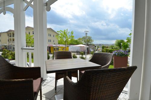 - une terrasse couverte avec une table et des chaises offrant une vue dans l'établissement Villa Annika - Apt. 02, à Sellin