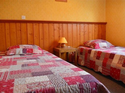 ein Schlafzimmer mit 2 Betten und einer Lampe auf einem Tisch in der Unterkunft Appartement Le Grand-Bornand, 3 pièces, 6 personnes - FR-1-241-62 in Le Grand-Bornand