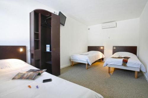 Habitación de hotel con 2 camas y TV en Couett' Hotel Rumilly, en Rumilly