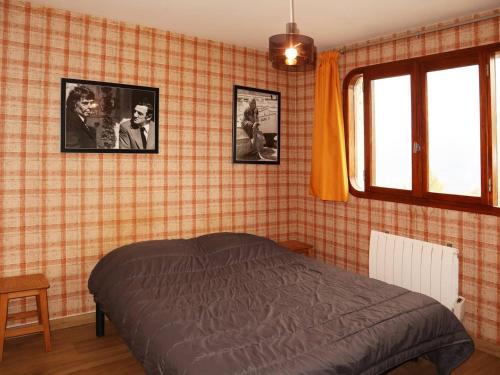 une chambre avec un lit et des tableaux au mur dans l'établissement Grand appart skis aux pieds 6 pers, balcon, ascenseur, à coté du jardin des neiges, animaux admis - FR-1-322-220, aux Orres
