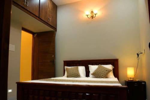 Ліжко або ліжка в номері Sri Apartment 2BHK For Familys Couples Parking A1