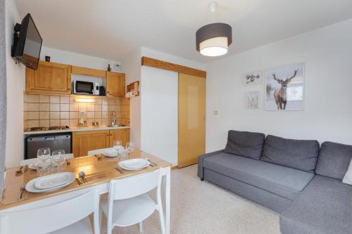 un salon avec une table à manger et un canapé dans l'établissement Les Jardins du Mont-Blanc - Happy Rentals, à Chamonix-Mont-Blanc