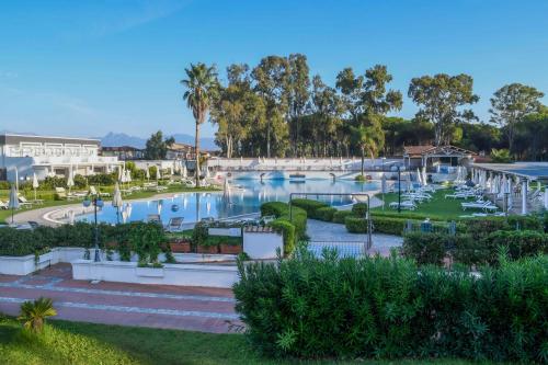 Blick auf den Pool in einem Resort in der Unterkunft Salice Resort in Marina di Schiavonea