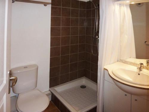 une salle de bain avec toilettes et lavabo dans l'établissement Duplex 10 pers. avec piscine, jacuzzi, balcon et ascenseur aux Orres 1800 - FR-1-322-296, aux Orres