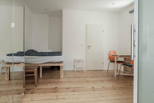 Habitación con cama, mesa y sillas. en Kinderklinik, 600m zum Bahnhof 2B, en Siegen