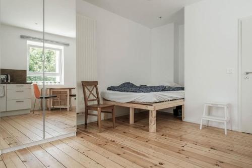 a bedroom with a bed and a table and a desk at Kinderklinik, 600m zum Bahnhof 2B in Siegen