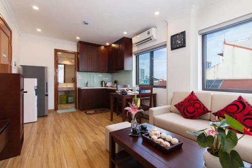 uma sala de estar com um sofá e uma mesa em Sumitomo8 Apartment &Residentce 68 Kim Mã Thượng em Hanói