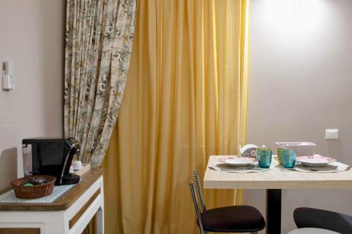 einem Tisch mit gelbem Vorhang neben einem Tisch mit einem sidx sidx sidx in der Unterkunft B&B Benincasa in Palermo